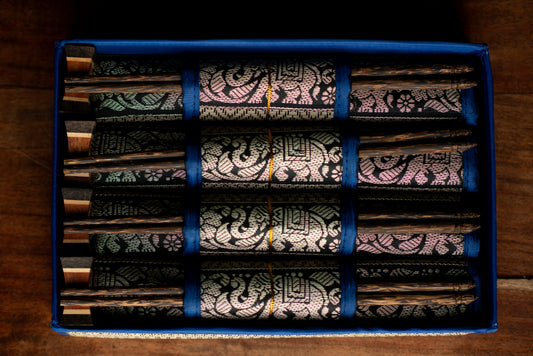 Luxury Thai Reed Placemat & Chopstick Gift Set | 16-Piece Asian Dining Box (Gold Elephant Trim)