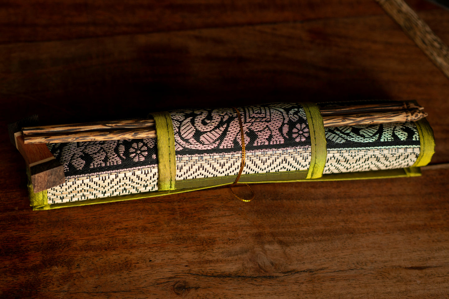 Luxury Thai Reed Placemat & Chopstick Gift Set | 16-Piece Asian Dining Box (Gold Elephant Trim)